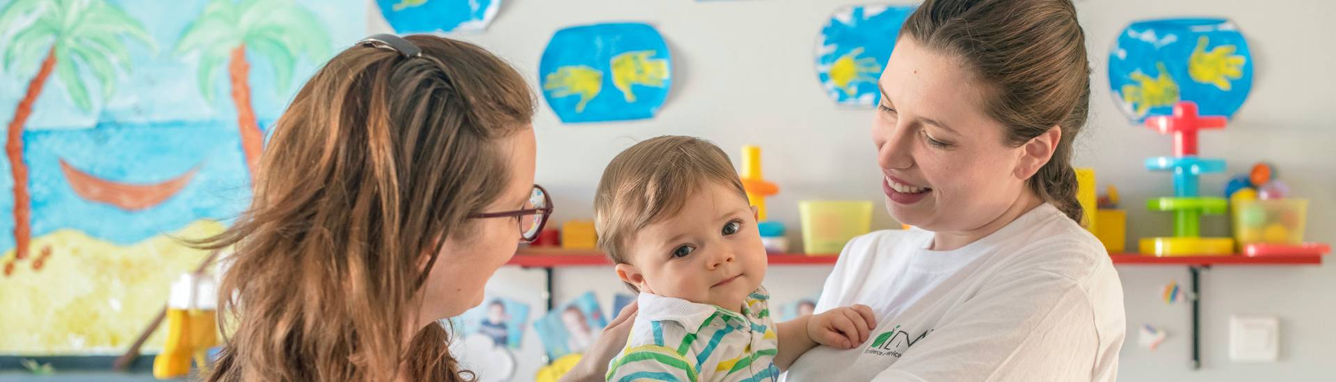 Un enfant, éducatrice de jeunes enfants et une auxiliaire de puériculture