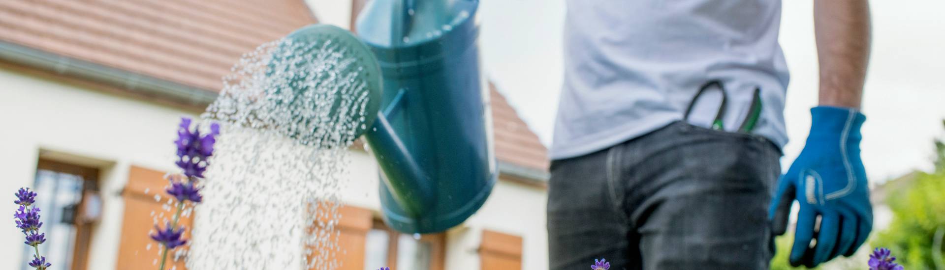 jardinier ADMR avec un arrosoir