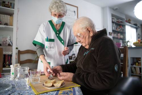 Fabienne, salarié de l'ADMR du Calvados et un bénéficiaire