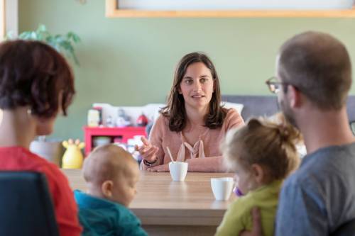 deux parents qui échangent avec une salariée ADMR spécialisée dans la petite enfance